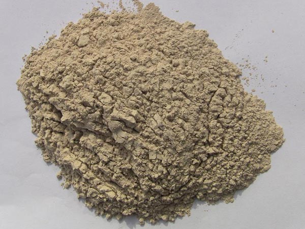 礬土性質(zhì) 礬土主要成分是氧化鋁，為煉鋁和耐火材料的主要原料。白色或灰白色，因含鐵而呈褐黃或淺紅色。密度3.45g/cm3，硬度1～3，不透明，質(zhì)脆。極難熔化，不溶于水，能溶于硫酸、氫氧化鈉溶液。 地區(qū)分布 中國鋁土礦資源比較豐富，在全國18個(gè)省、自治區(qū)、直轄市已查明鋁土礦產(chǎn)地205處，其中大型產(chǎn)地72處（不包括臺(tái)灣），主要分布在山西、山東、河北、河南、貴州、四川、廣西、遼寧、湖南等地。 投資前景 1.可用于煉鋁工業(yè)。用于國防、航空、汽車、電器、化工、日常生活用品等。 2.可用于精密鑄造。礬土熟料加工成細(xì)粉做成鑄模后精鑄。用于軍工、航天、通訊、儀表、機(jī)械及醫(yī)療器械部門。 3.可用于耐火制品。高鋁礬土熟料耐火度高達(dá)1780℃，化學(xué)穩(wěn)定性強(qiáng)、物理性能良好。 4.硅酸鋁耐火纖維。用于鋼鐵、有色冶金、電子、石油、化工、宇航、原子能、國防等多種工業(yè)，消防人員可用耐火纖維布做成衣服。 5.制造礬土水泥、研磨材料、陶瓷工業(yè)以及化學(xué)工業(yè)可制鋁的各種化合物。 鋁礬土磨粉制備 鋁礬土粉是選用煅燒過的熟鋁礬土礦石用雷蒙磨加工制成的細(xì)粉，粒度通常為100目-325目，在耐火材料行業(yè)得到了廣泛的應(yīng)用。通常加工的流程為先經(jīng)顎式破碎機(jī)進(jìn)行破碎，然后篩分進(jìn)入鋁礬土雷蒙磨或鋁礬土超細(xì)磨粉機(jī)中，進(jìn)行鋁礬土粉制備，使其應(yīng)用更加廣泛。