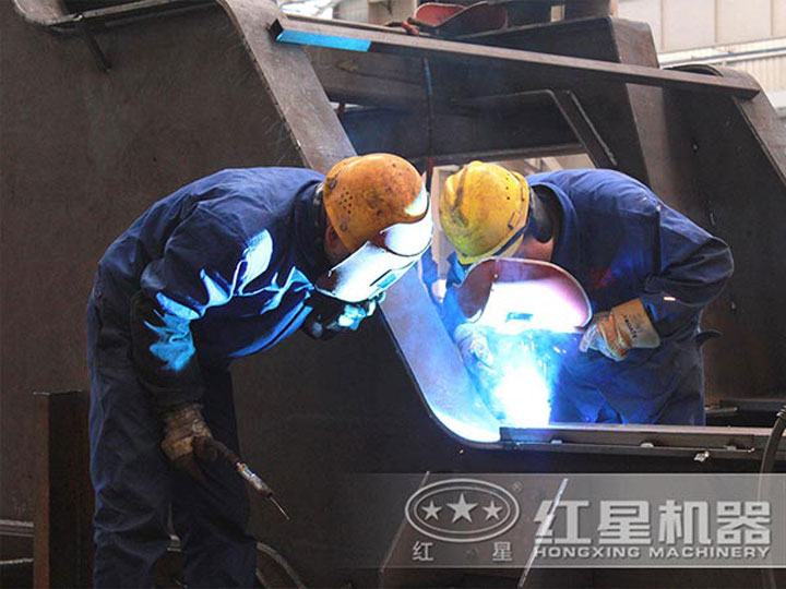 車(chē)間生產(chǎn)加工移動(dòng)破碎機(jī)，每一臺(tái)設(shè)備都是匠心打造