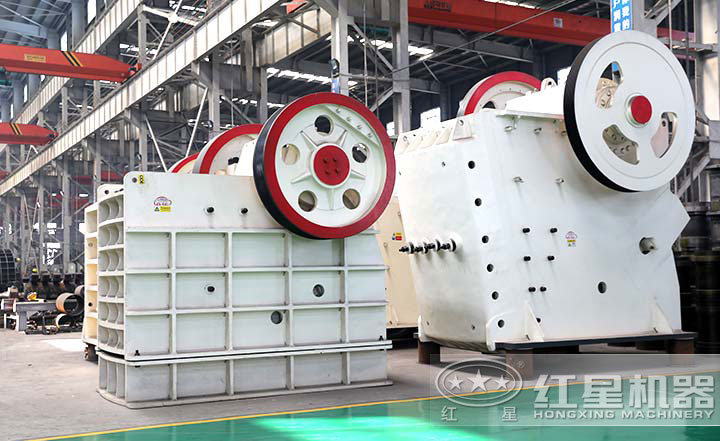 顎式破碎機(jī)實(shí)拍圖，型號(hào)多樣，價(jià)格在10-80萬(wàn)之間
